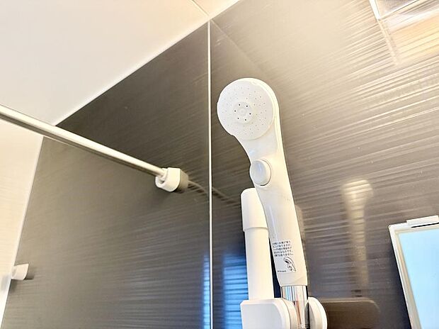 【止水シャワーヘッド】■手元で簡単に止水できるため、水の無駄遣いを減らすことができます。