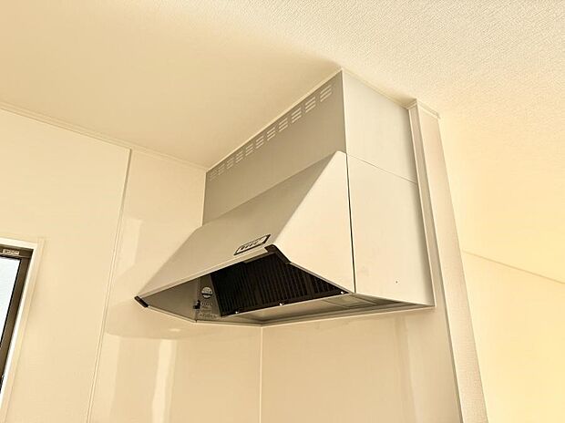 【レンジフード】■調理時の蒸気や匂いが換気扇に誘導され、効率的に排煙ができます。