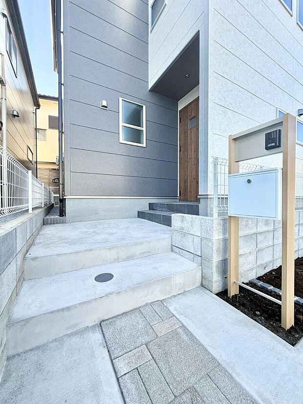 【玄関】■ 心地よい暮らしへとつながる、温かい玄関