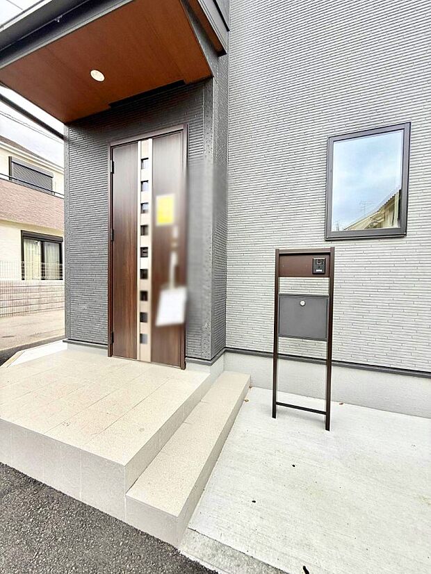 【玄関】■ 心地よい暮らしへとつながる、温かい玄関