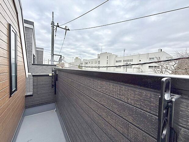 【バルコニー】■ 心地よい風と光を感じる、くつろぎのバルコニー