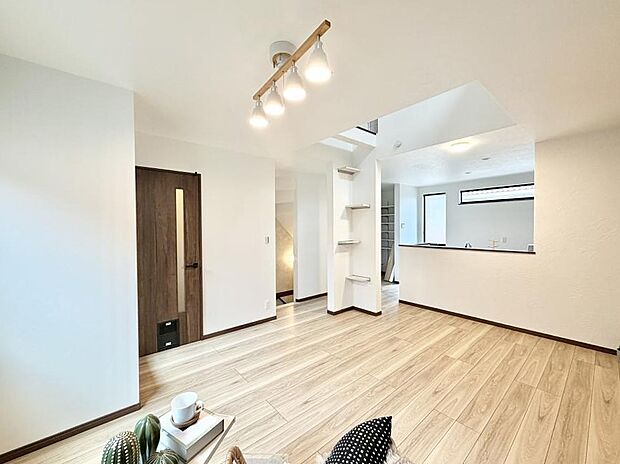 【リビング】■家族の時間を彩る、快適で癒される空間