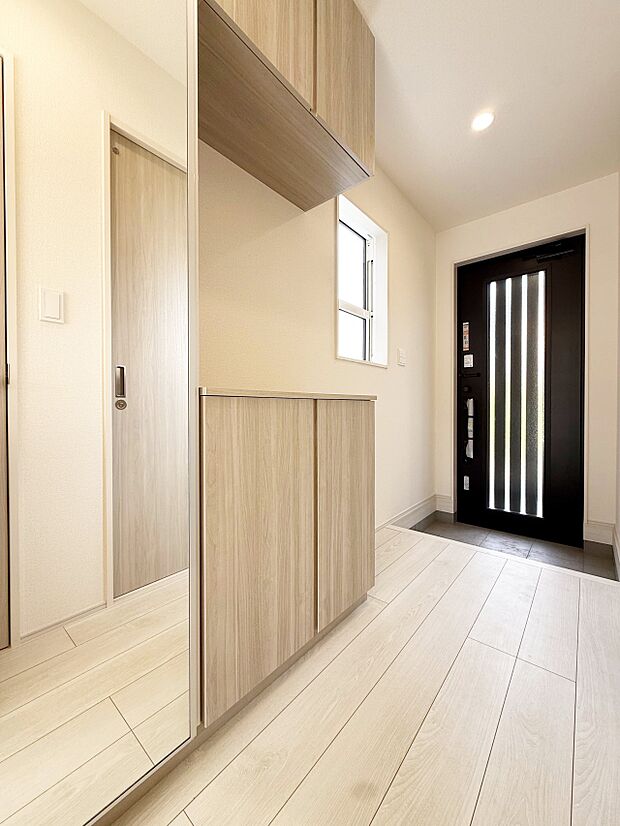 【玄関】■ ここから始まる一日、すっきり整った玄関