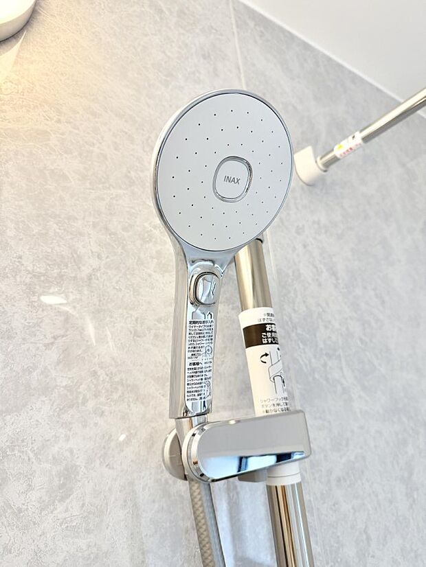 【止水シャワーヘッド】■わざわざシャワー水栓のレバーまで手を伸ばす必要がなく、簡単に止水できる