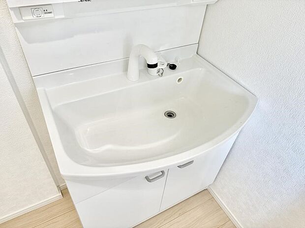 【バルコニー】■ 心地よい風と光を感じる、くつろぎのバルコニー