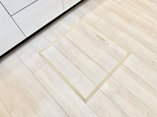 【バルコニー】■ 心地よい風と光を感じる、くつろぎのバルコニー