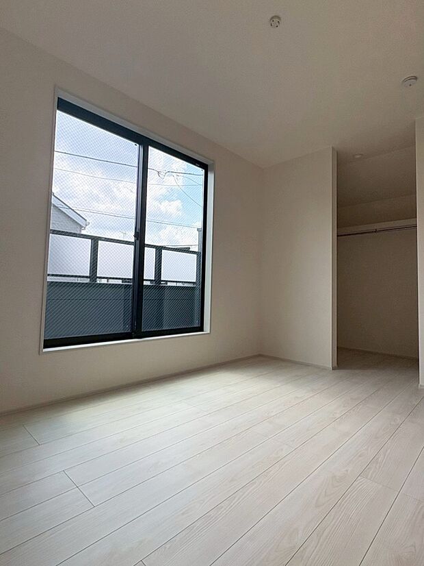 【リビング以外の居室】1号棟 ■落ち着いた色合いのお部屋で穏やかな時間を楽しめます
