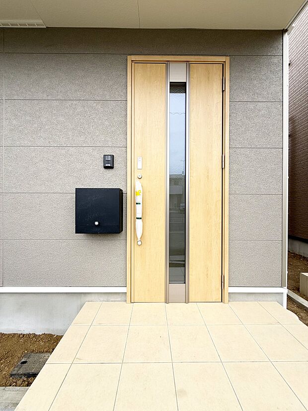 【玄関】2号棟 ■ 帰るたびにホッとする、安心感のある佇まい