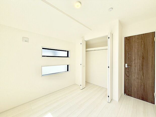 【寝室】■窓の配置や通気性の良い設計で部屋の空気がこもらず、常に新鮮な空気が流れます