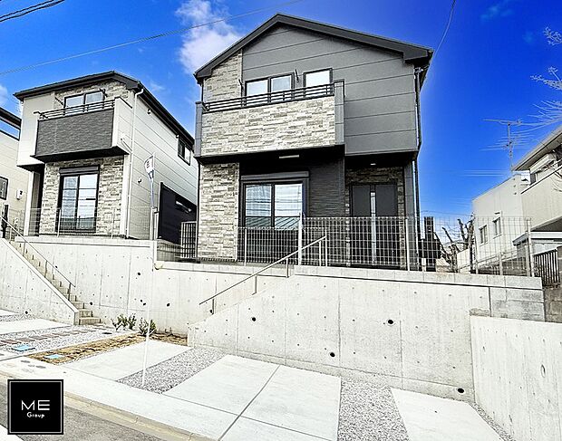 【現地外観写真】■家族が笑顔で集まる温かな住まい