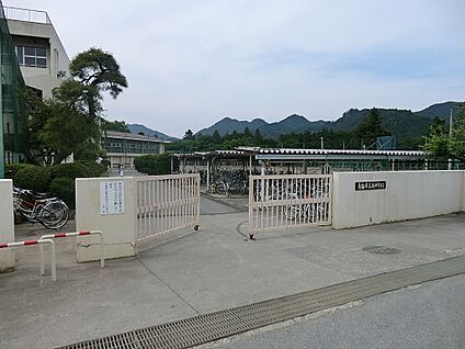 青梅市立西中学校 1900m(24分)