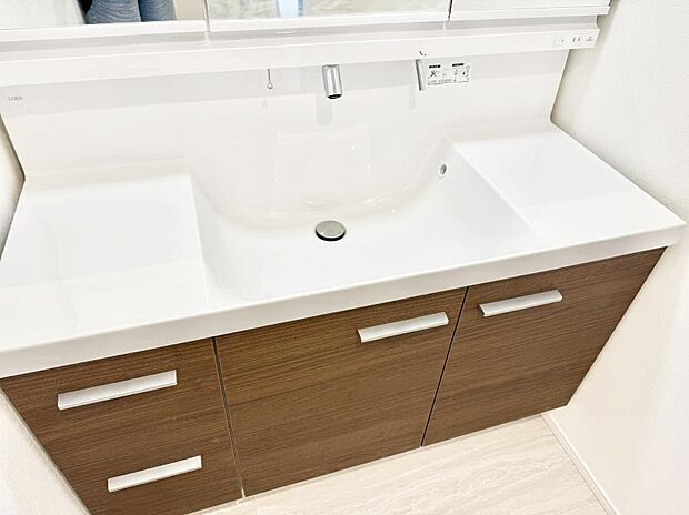 【ハンドシャワー付洗面台】■冬でも温かく、快適乾燥機能で湿気対策もバッチリ