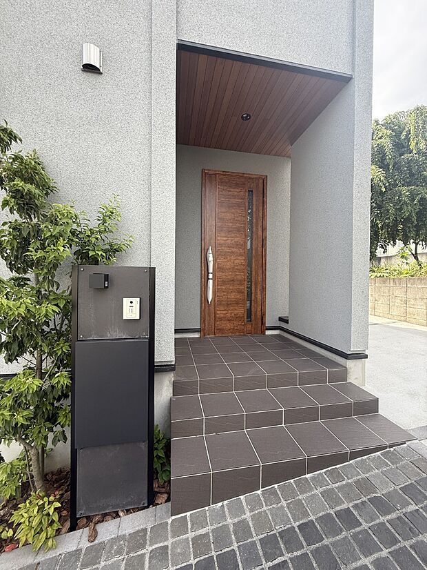 【玄関】■ 帰るたびにホッとする、安心感のある佇まい