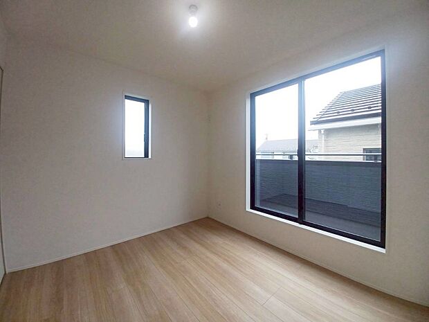 【リビング以外の居室】6号棟  ■落ち着いた色合いのお部屋で穏やかな時間を楽しめます