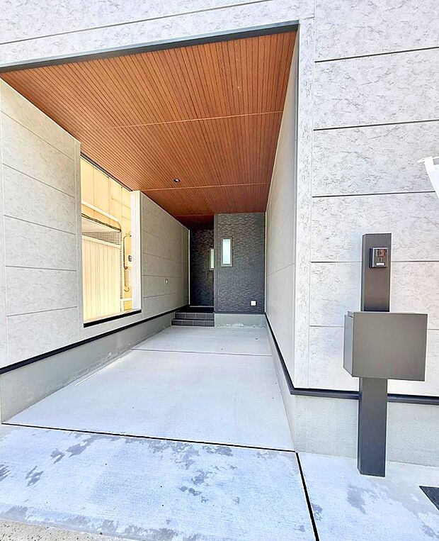 【玄関】1号棟 ■ 帰るたびにホッとする、安心感のある佇まい