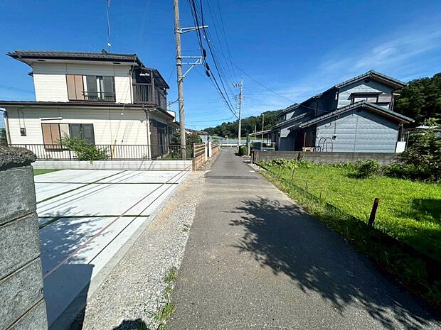 【前面道路含む現地写真】■家族とのお出かけが楽しくなる環境です