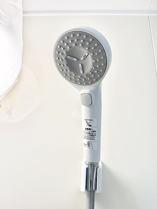 【止水シャワーヘッド】■手元で簡単に止水できるため、水の無駄遣いを減らすことができます。