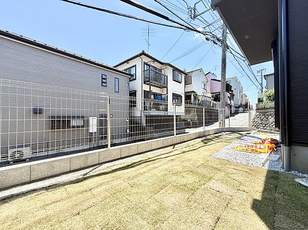 【庭】1号棟  ■季節の移ろいを感じられる、落ち着いた雰囲気の屋外空間
