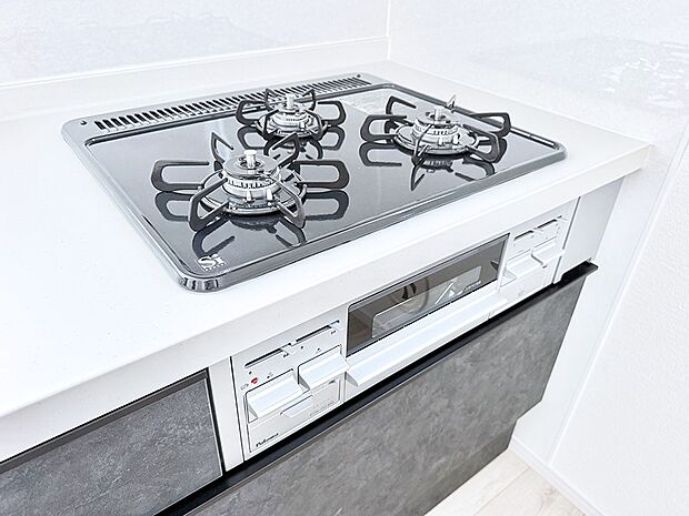【3口ガスコンロ】■3口コンロのシステムキッチンで料理の手順もスムーズに