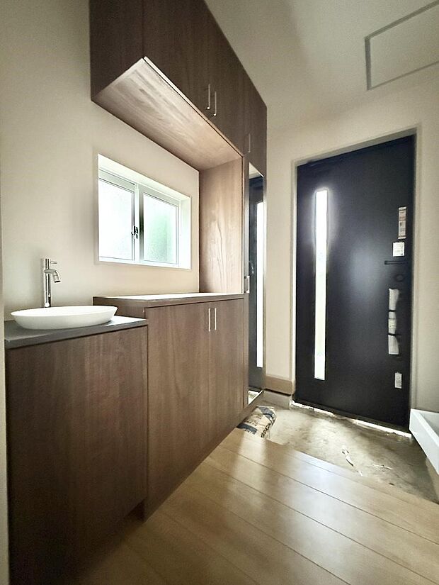 【玄関】2号棟 ■ ここから始まる一日、すっきり整った玄関