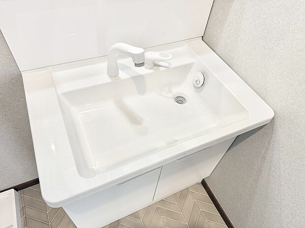 【ハンドシャワー付洗面台】■細かい部分まで洗いやすく便利なハンドシャワー付き