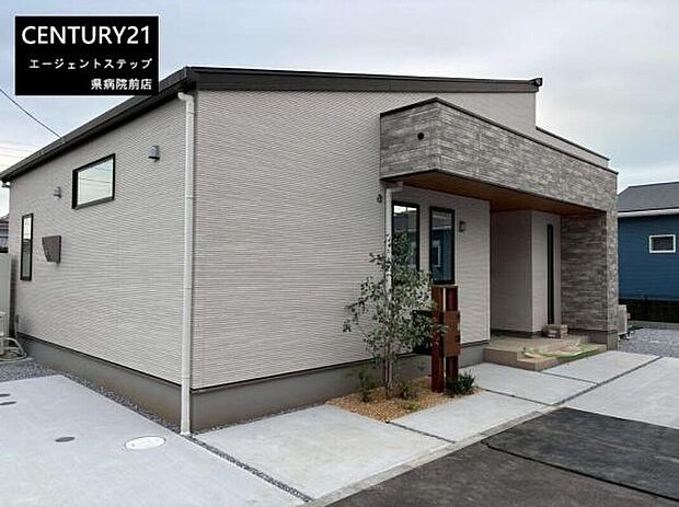 落ち着いた色合いの外観が住まいにシンプルな印象を与えます。直線的なデザインで現代的な雰囲気を演出しています。玄関周りのアクセントが外観に個性をプラスしています。