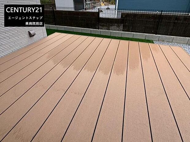 広々としたスペースが広がるウッドデッキです。お手入れしやすい素材で外観がすっきりとしています。シンプルなデザインが住宅の外観に調和しています。開放感のある空間が魅力的です。