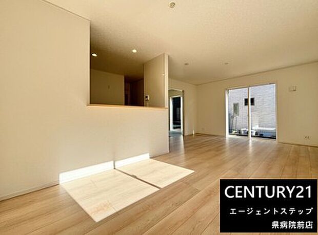 リビングは開放感のある空間が広がっています。大きな窓からは自然光がたっぷり差し込みます。明るくすっきりとした印象の内装となっています。床材の色合いも優しくお部屋全体が落ち着いた雰囲気です。