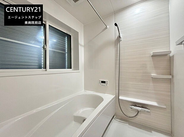 窓付きで換気に配慮されたバスルームです。シャワーや収納棚も備わっており掃除もしやすい設計となっています。白を基調とした空間が清潔感を演出します。浴槽も広めで快適です。