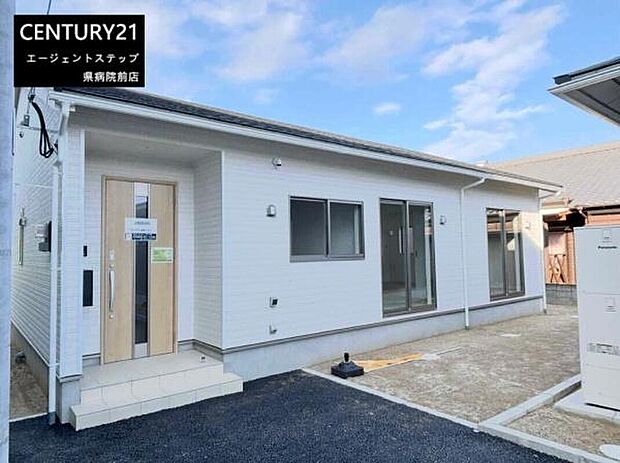 シンプルで洗練された外観が印象的です。玄関アプローチがしっかり確保されており導線も明快です。大きな窓が複数あり明るい雰囲気を感じさせます。清潔感のあるデザインが好印象です。