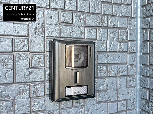 【インターホン(防犯設備)】屋外子機にはカメラが搭載されており、夜間や不在時も来客確認ができます。