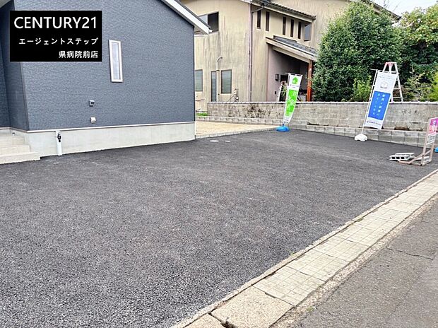 【駐車場】しっかり舗装された駐車場スペースです。車の出し入れもスムーズに行えます。前面道路との段差が少なく使いやすい設計が魅力です。敷地内での利用が想定されており安心してご利用いただけます。