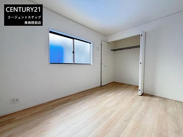 【洋室】シンプルなデザインで使いやすい洋室です。窓から自然光が入り室内が明るく感じられます。壁や床の色合いが落ち着いておりさまざまなインテリアに合わせやすい空間です。収納やレイアウトのアレンジも楽しめます。