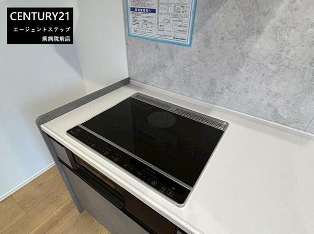 【IHクッキング】すっきりとしたデザインのキッチンです。作業スペースが広く手入れのしやすいIHコンロを備えています。壁面にはガイドが掲示されており機能性を感じられます。カウンターの高さも使いやすい設計です。