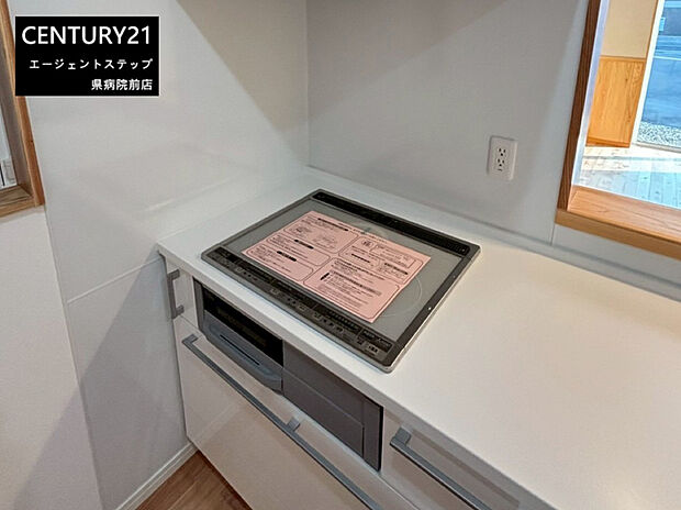 【キッチン】明るく清潔感のあるキッチンです。作業スペースが広く調理が快適にできそうです。窓からの光も入りやすいレイアウトです。収納スペースもしっかり確保されています。