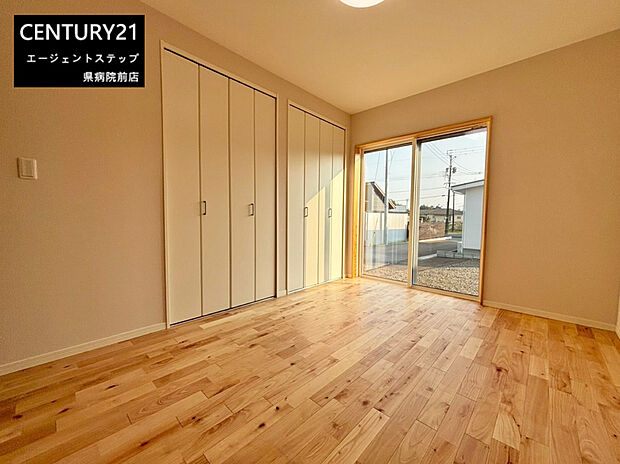 【洋室】洋室は明るい日差しが差し込む空間です。床は木目の質感が特徴です。大きな窓からの景色も楽しめます。収納スペースが充実しています。快適なプライベート空間として利用できます。