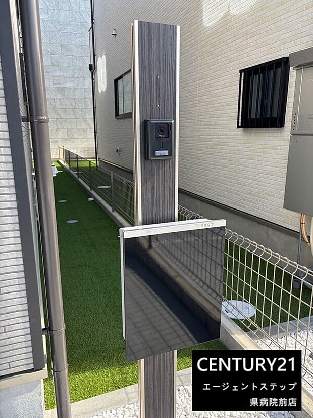 【インターホン】屋外子機にはカメラが搭載されており、夜間や不在時も来客確認ができます。