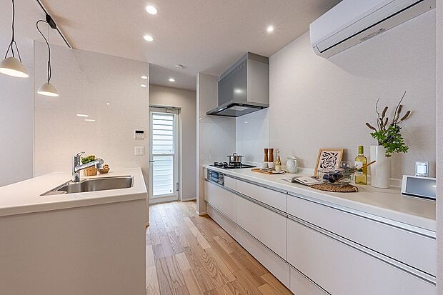 【キッチン】■キッチン インテリアに馴染む、白のキッチンを採用しました。お料理の配膳や片付けがしやすい配置です。