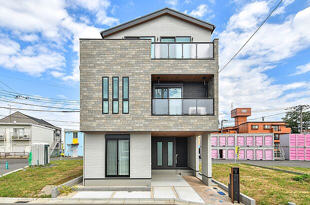 7号棟｜重厚感あふれる石調外壁でモダンなデザインの外観。