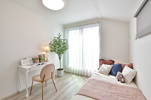 【リビング以外の居室】やわらかな光がたっぷり差し込む明るい室内。ナチュラルカラーと優しいインテリアで、毎日の暮らしに心地よさをプラス。子ども部屋やプライベート空間としてもおすすめの一室です。（7号棟）