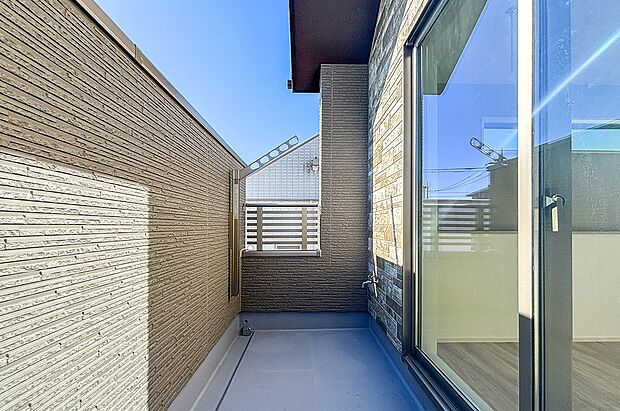 【バルコニー】洗濯物を干すのはもちろん、ガーデニングや家庭菜園で、自然とふれあう癒しのスペースを。水栓があるからとても便利です。（2号棟）