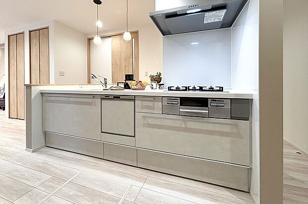 【キッチン】キッチン横の壁をなくし、LDとの一体感を演出したキッチン。食器洗い乾燥機や蛇口一体型浄水器、ガラストップコンロが標準仕様です。（2号棟）