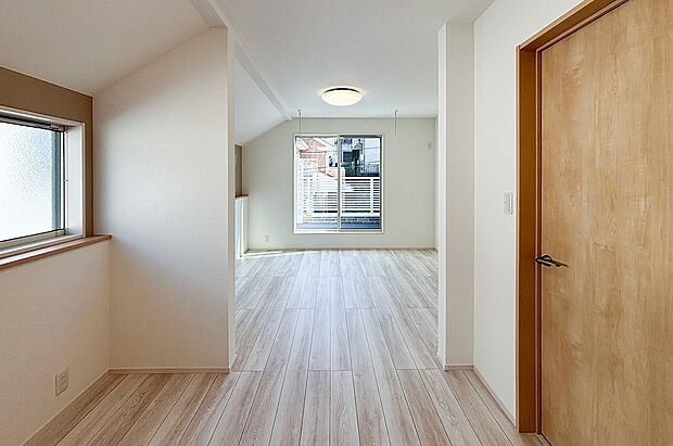 【リビング以外の居室】お部屋とお部屋の間に壁を造作することができます。ライフステージに合わせてお部屋を仕切れる可変性に優れたプランです。（2号棟）