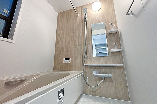 【浴室】雨の日や夜間の洗濯も安心な「浴室換気乾燥暖房機」を標準装備。断熱構造の浴槽はお湯が冷めにくく、家族の入浴時間がズレても温かさをキープできる省エネ設計です。(1号棟)
