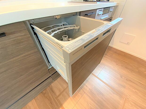 【食器洗乾燥機】「食器洗乾燥機」。洗浄コースが「標準」「念入り」「乾燥」の3コースから選べ、予約機能もついております。最大5人分の食器が一度で洗える便利な時短家電です。 ※掲載写真と実物の仕様は、色柄・メーカー等が