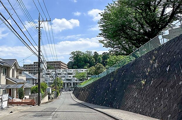 【前面道路含む現地写真】前面道路は幅員6.5mの公道。落ち着いて車庫入れもできそうです。(現地街並み/2026年4月撮影)