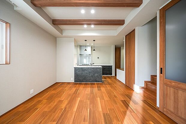 ■3号地リビングリビング・ダイニング・キッチンがひと続きの間取りで、家族のつながりを感じやすい設計。生活動線もスムーズで毎日の暮らしが快適です。