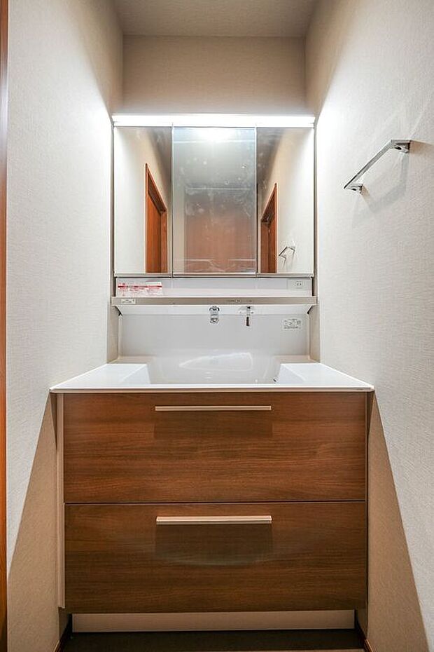 【室内】■3号地洗面所洗面所には身だしなみを整えやすい３面鏡を採用。洗面ボウル下の収納はスライド式のため奥までたっぷり収納可能です。