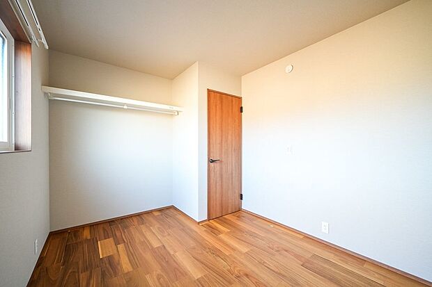 【室内】■3号地洋室洋室に備えられた扉のないクローゼットは、中身がひと目で見えるため、洋服や持ち物の管理がしやすく、取り出し・片付けもスムーズにできるのがメリットです。