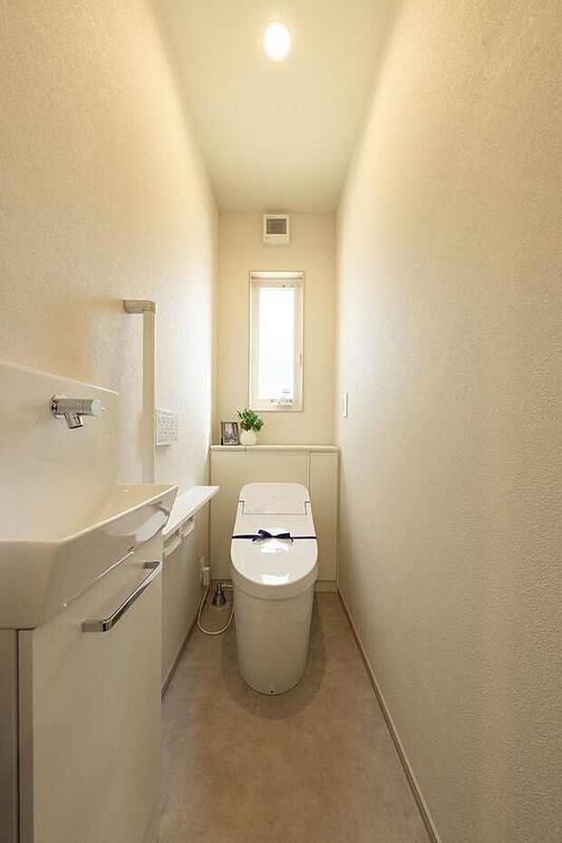 白を基調とした清潔感のある空間です。また独立した手洗いも設置されており、トイレ使用後はすぐに手を洗うことができるため、衛生的にも安心です。